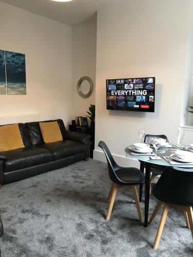 TV a/nebo společenská místnost v ubytování Bright Spacious 3-bed with office & patio, Preston