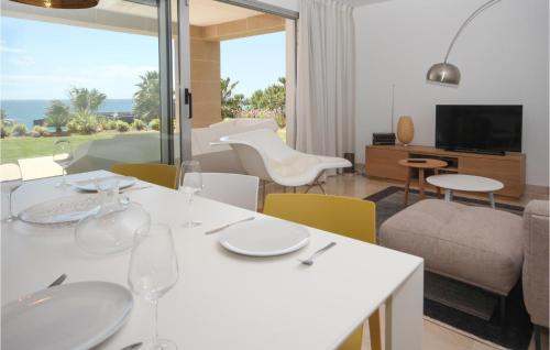 ein Wohnzimmer mit einem weißen Tisch und Stühlen in der Unterkunft Beautiful Apartment In Estepona in Estepona