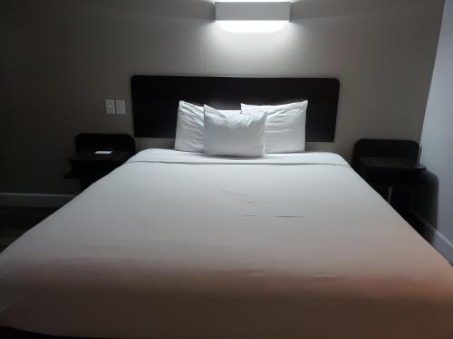 Postel nebo postele na pokoji v ubytování Motel 6-Hesperia, CA - West Main Street I-15