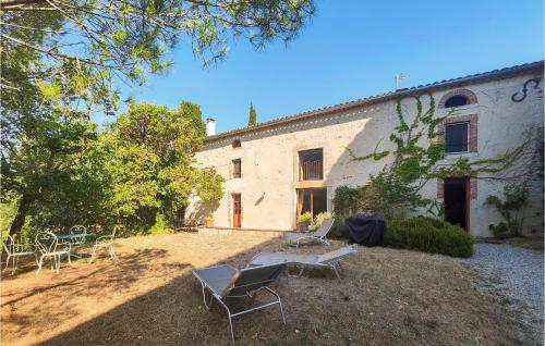 un gruppo di sedie seduti fuori da un edificio di Beautiful Home In Villarzel-Du-Razès a Villarzel-du-Razès