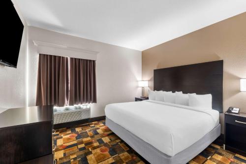 a large white bed in a hotel room at Best Western Halito Inn in Calera