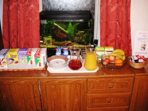 Makanan di atau berdekatan rumah tamu ini