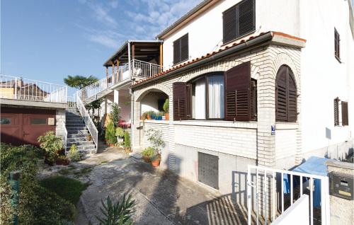 duży biały dom ze schodami prowadzącymi do niego w obiekcie 2 Bedroom Lovely Apartment In Rovinj w Rovinj