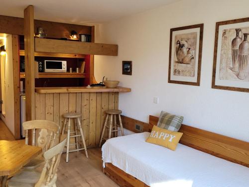 - une chambre avec un lit, une table et un four micro-ondes dans l'établissement Studio cabine proche centre, balcon, WIFI - FR-1-346-545, à Arc 2000