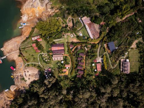 an overhead view of a yard with houses and trees at Hotel Pietrasanta in Guatapé