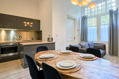 une cuisine et une salle à manger avec une table et des chaises dans l'établissement Appartement cosy proche du tram avec parking privé, à Roubaix
