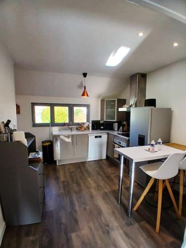 une grande cuisine avec une table et un comptoir dans l'établissement Appartement T3 - Centre Cambrai, à Cambrai
