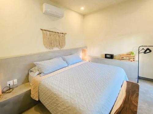 Letto o letti in una camera di Gallo Azul Hotel, en el corazón de Todos Santos