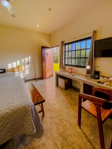 Letto o letti in una camera di Gallo Azul Hotel, en el corazón de Todos Santos