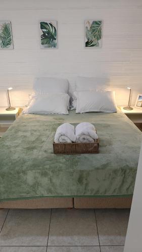 a large bed with two towels on top of it at Departamento equipado, centrico, cochera cubierta Sarmiento265apart D18 in San Fernando del Valle de Catamarca