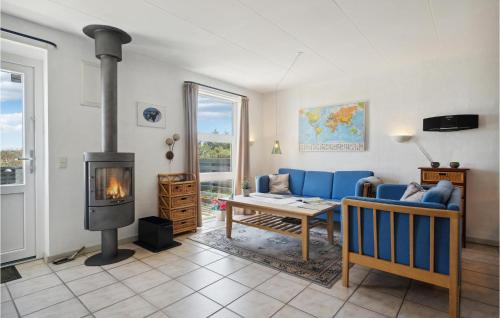 Ruang duduk di Awesome Apartment In Hvide Sande