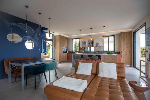 un salon avec un canapé et une salle à manger dans l'établissement Villa unique face océan et plage de la govelle, à Batz-sur-Mer