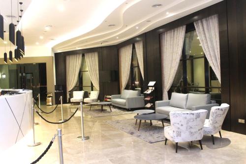 um átrio com sofás e cadeiras num edifício em Geobay Hotel em Johor Bahru