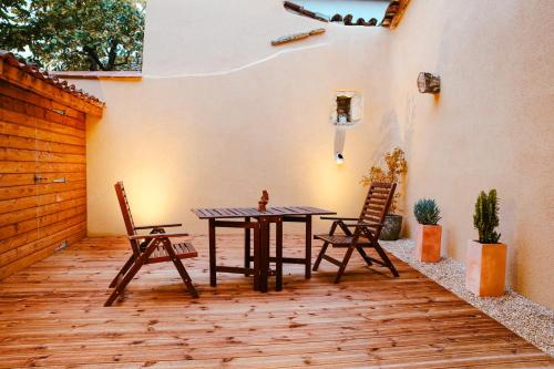 d'une terrasse avec une table et deux chaises. dans l'établissement Maison de charme avec 4 couchages beau village, à Touget