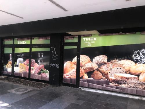 Supermarket tai vastaavia kauppoja huoneiston alueella tai lähistöllä