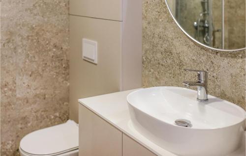 Ένα μπάνιο στο Beautiful Home In Czarnocin With Wifi