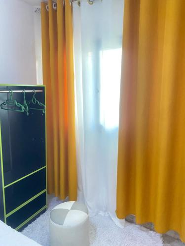 ルバンゴにあるRisocomodosのバスルーム(オレンジ色のシャワーカーテン、トイレ付)