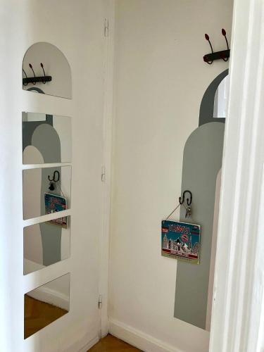 une chambre avec un mur et deux étagères dans l'établissement Cannes Centre Apartment 2-Room by Palais des Festivals & Beach, à Cannes