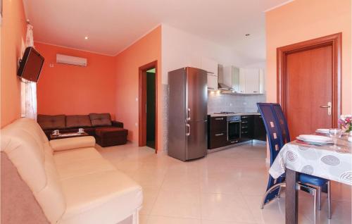 kuchnia i salon z kanapą i stołem w obiekcie Apartment Ribnica-Krusevo With Sea View Xi w mieście Anić