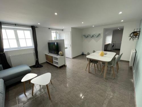 un salon avec un canapé et une table dans l'établissement Maison proche Loire et Châteaux, à Meung-sur-Loire