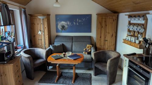 ヴァルデックにあるFerienhaus Manoury am Klosterbrunnenのソファと椅子2脚とテーブルのあるリビングルーム