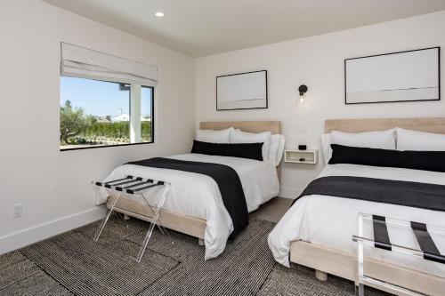 萨利达Hotel Bayit的有两张床和一扇窗户的卧室