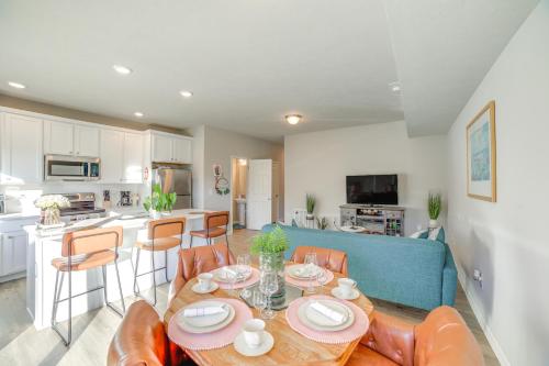 a kitchen and living room with a table and chairs at 10 Mi to Grand Rapids Modern Townhome! in Kentwood