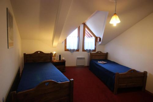 une chambre avec deux lits et une fenêtre dans l'établissement Résidence Le Peclet - VAL THORENS SPACIEUX APPARTEMENT POUR 10 PERSONNES, EXPOSE SUD, BELLE VUE DEGAGEE MAE-7436, à Val Thorens