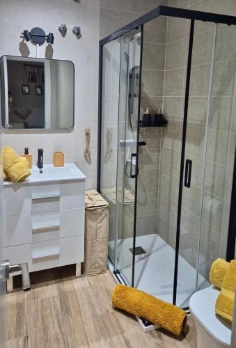 ein Badezimmer mit Dusche und Waschbecken in der Unterkunft Noreva in Morche