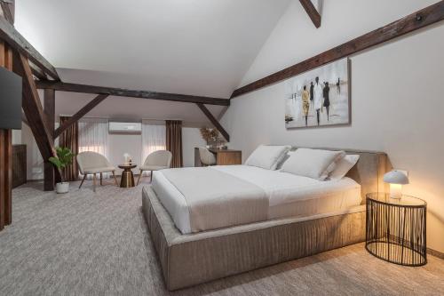 Ένα ή περισσότερα κρεβάτια σε δωμάτιο στο Ullmann Residence cu parcare in curte
