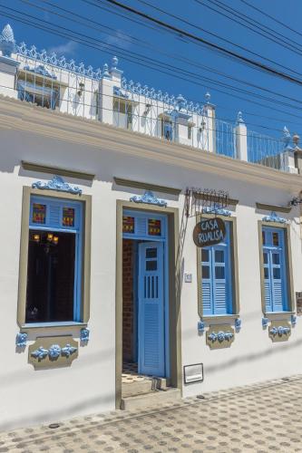 a building with blue doors and a balcony at Casa Rualisa in Belmonte