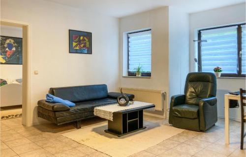 una sala de estar con un sofá y una silla en 2 Bedroom Nice Apartment In Schwerin, en Schwerin