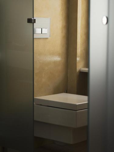 a bathroom with a white toilet in a room at Vierzigerhof in Langenlois