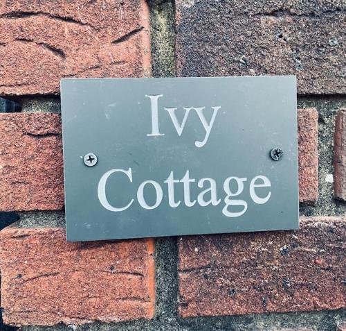 Majutusasutuses Ivy Cottage Two Bedroom & Garden in Temple Fortune olev sertifikaat, autasu, silt või muu dokument