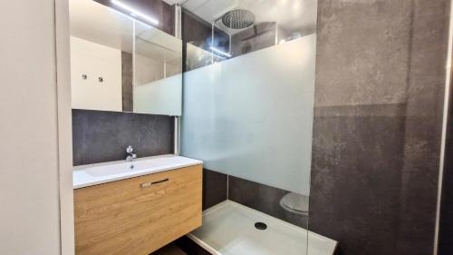 Ένα μπάνιο στο Résidence Andromede - Studio confortable · Proche des pistes MAE-7416