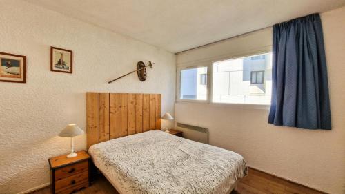 une chambre avec un lit et une fenêtre dans l'établissement Résidence Gemeaux - Appartement confortable · Centre station · Balcon MAE-7369, à Flaine
