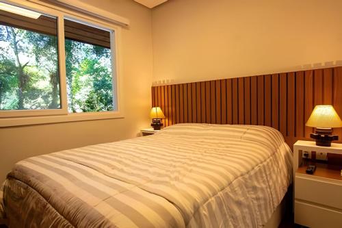 CanelaにあるRosa Casa Morar da Serraの大きなベッドと窓のある寝室