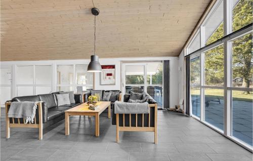 BindslevにあるLovely Home In Bindslev With Saunaのソファとテーブルのあるリビングルーム
