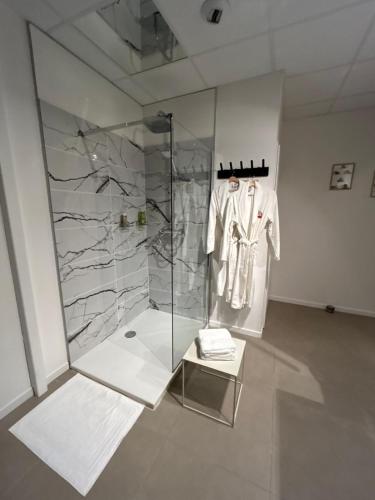 Cette chambre comprend une douche et un peignoir. dans l'établissement L'escapade sensuelle - la love room d'Epernay, à Épernay