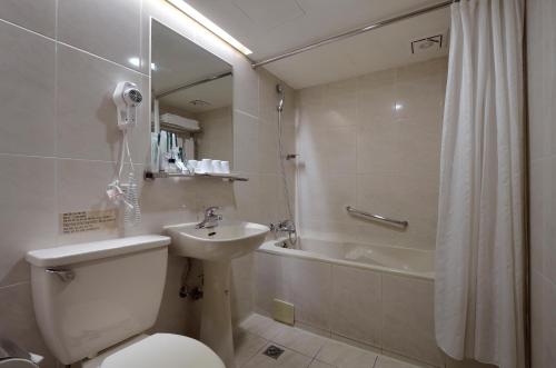 Bathroom sa Toongmao Hotel Kaohsiung