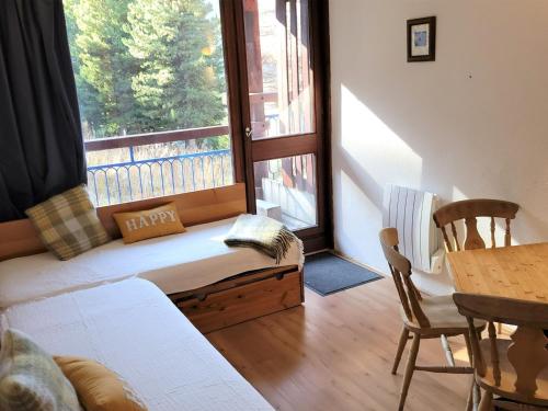 un salon avec un canapé et une grande fenêtre dans l'établissement Studio cabine proche centre, balcon, WIFI - FR-1-346-545, à Arc 2000