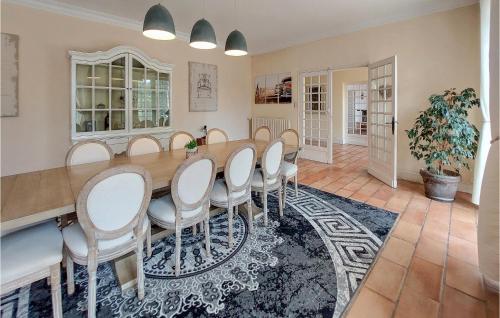 a large dining room with a long table and chairs at Awesome Home In Vianne in Vianne