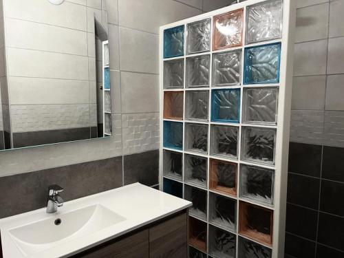 une salle de bain avec un lavabo et un miroir dans l'établissement Résidence Hameau De Balestas Mp - T3/6pers CHEVECHE 04-Peyresourde MAE-9454, à Germ