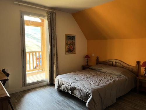 une chambre avec un lit et une grande fenêtre dans l'établissement Résidence Hameau De Balestas Mp - T3/6pers CHEVECHE 04-Peyresourde MAE-9454, à Germ