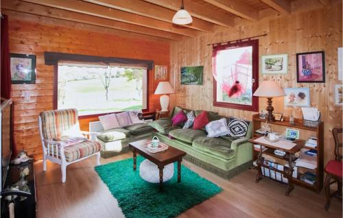 un salon avec un canapé et une table dans l'établissement Cozy Home In Vernoux En Vivarais, à Vernoux-en-Vivarais