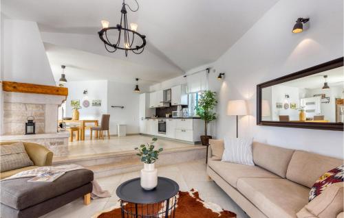 un salon avec un canapé et une table dans l'établissement Villa Torre Ii, à Tar