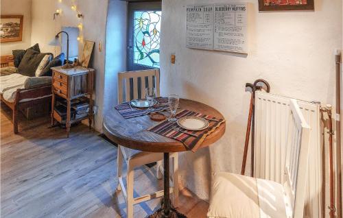 - une table en bois dans une chambre dans l'établissement 1 Bedroom Cozy Home In Plouézec, à Plouézec
