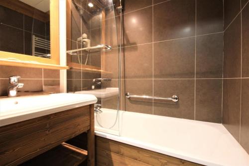 La Plagne TarentaiseLe Chalet De Montchavin - Bel appartement proche du centre MAE-4314的带淋浴、浴缸和水槽的浴室