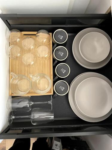 un tiroir rempli de vaisselle et d'assiettes dans un réfrigérateur dans l'établissement Studio Obernai Centre, à Obernai