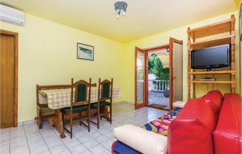 Posedenie v ubytovaní Nice Apartment In Povile With Wifi
